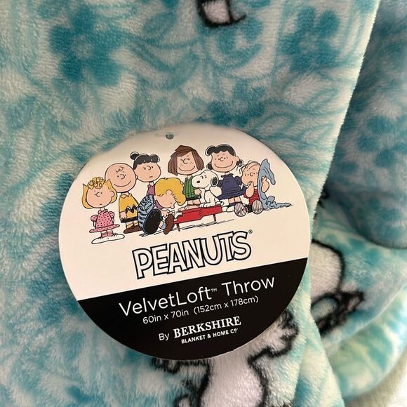 PEANUTS Snoopy velvetLoft Throw - Picture 4 of 5